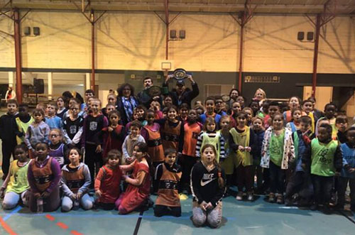 Des enfants rencontrent le boxeur Jordy Weiss à Laval