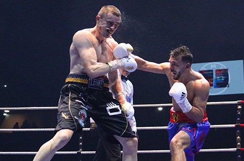 Jordy Weiss remporte deux ceintures mondiales dans un combat de titan - France Bleu Mayenne